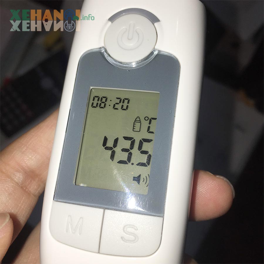Thiết bị nhiệt kế điện tử Sanitas ở chế độ đo vật thể sẽ hiện bình sữa